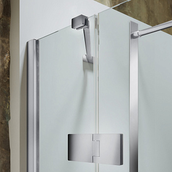 Стеклянная угловая душевая перегородка с распашной дверью и добором Стеклянная угловая душевая перегородка с распашной дверью и добором